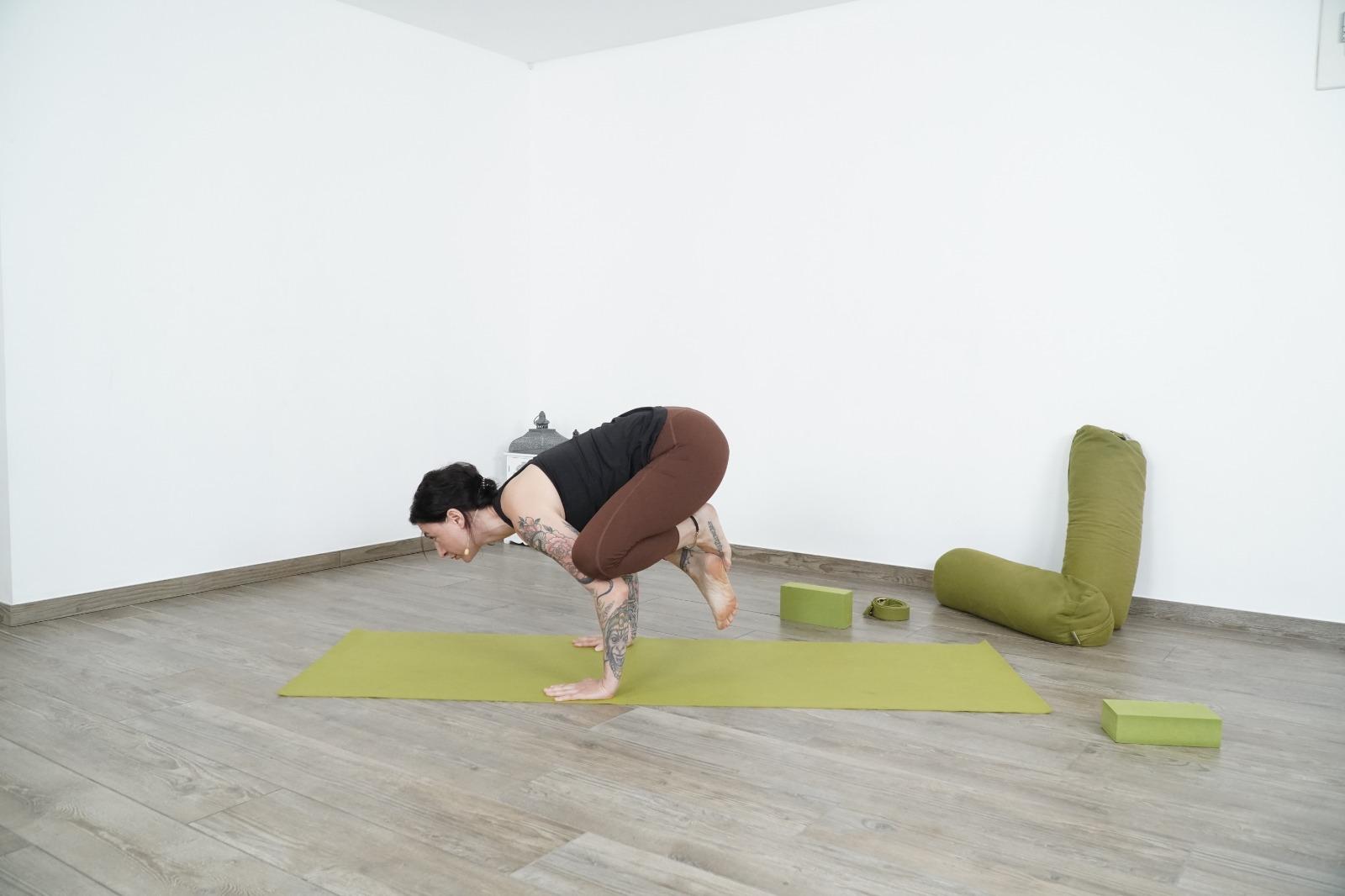 I benefici di Kakasana: Presenza nell'equilibrio
