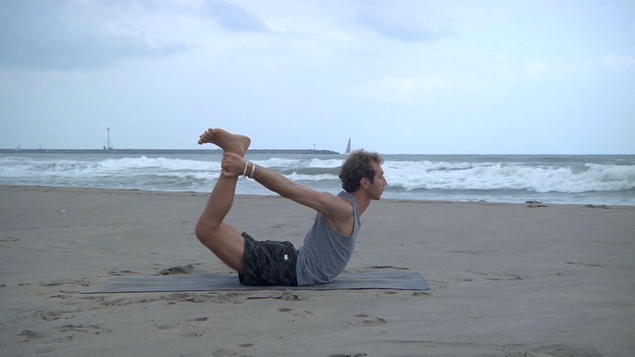 Dhanurasana, la posa yoga per aprire il cuore