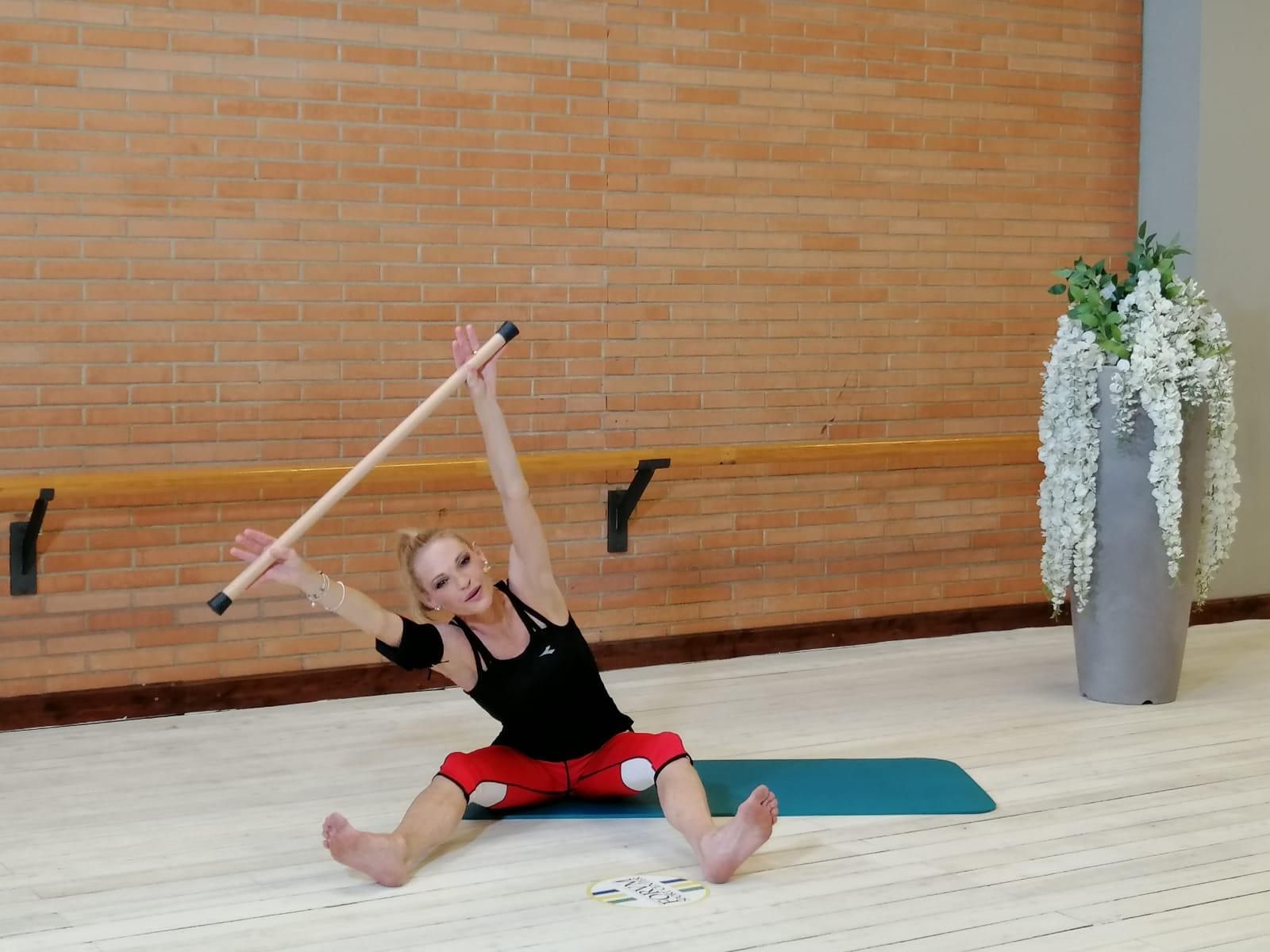 Esercizi di Pilates con il bastone per addominali e schiena